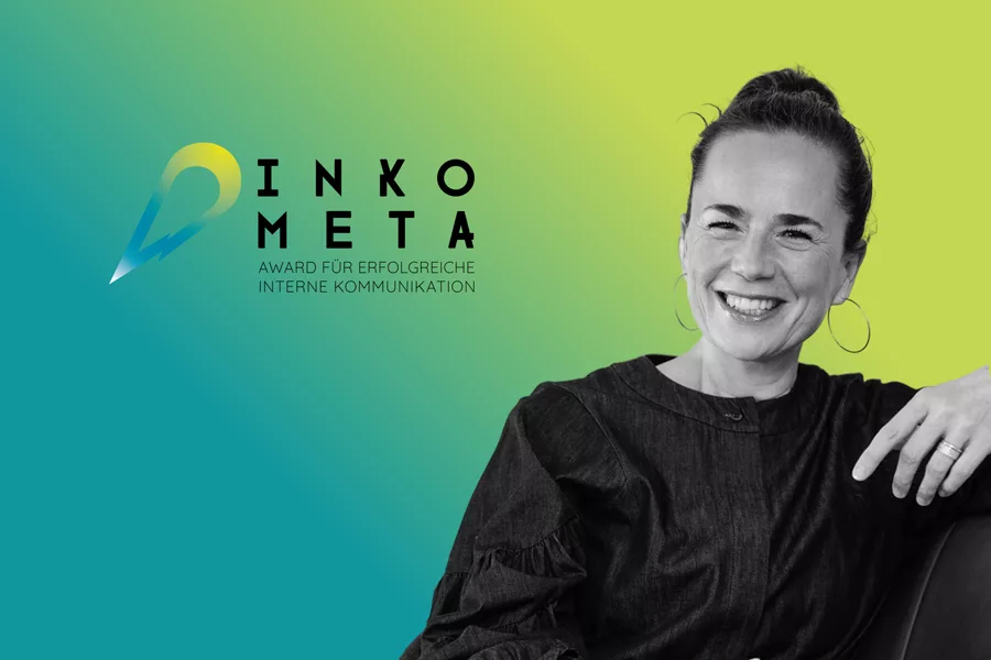 Sabine Beck trägt ihr Haar zurückgebunden, sitzt auf einem Ledersessel und lacht in die Kamera. Sie befindet sich vor einem grün-türkisen Übergang und links neben ihrem Kopf ist das Logo des INKOMETA Awards.