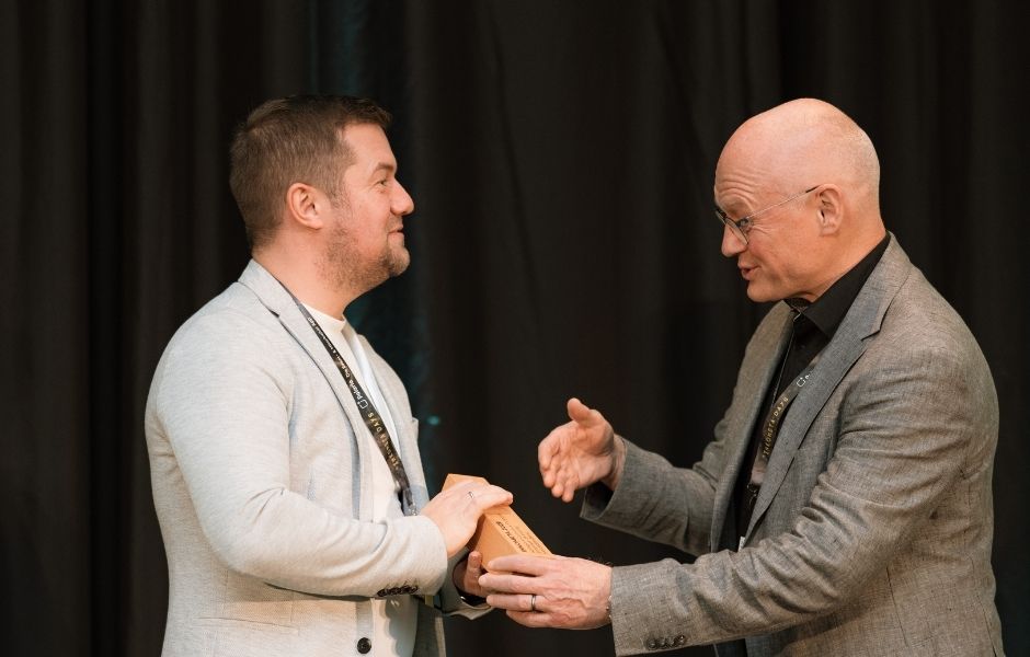 Zwei Männer geben sich die Hand