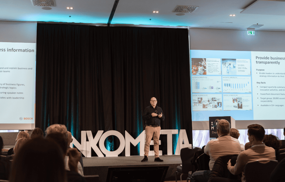 Redner auf Bühne vor INKOMETA-Buchstaben