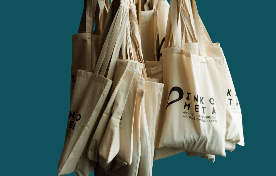 Beutel mit Inkometa-Logo hängend